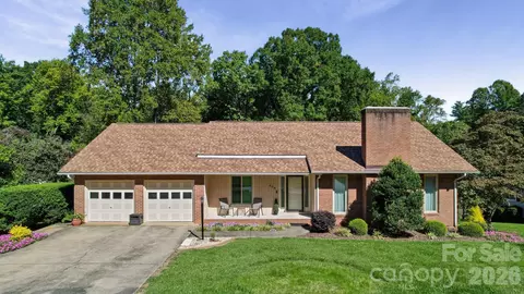 306 Starmount Dr, Statesville, NC 28677