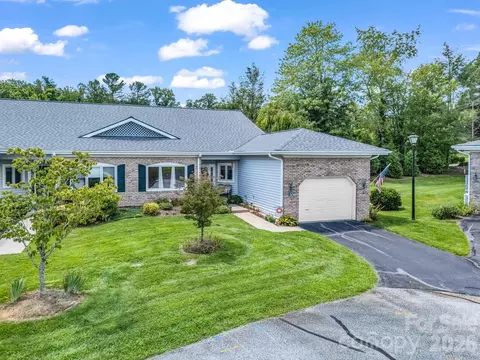 20 Country Meadows Ln, Hendersonville, NC 28792