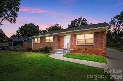 1745 Northbrook Dr, Charlotte, NC 28216