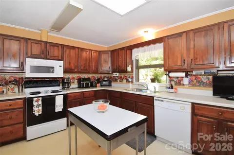 Kitchen - 39 Maynard Rd, Candler, NC 28715 photo 2 of 3