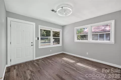 Living - 427 Clinton Ave, Lancaster, SC 29720 photo 2 of 5