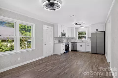 Living - 427 Clinton Ave, Lancaster, SC 29720 photo 1 of 5