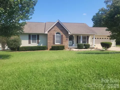 3842 Serenity Dr, Hickory, NC 28602