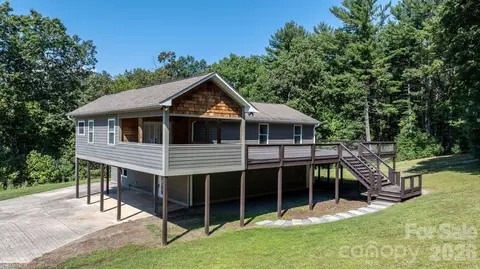 80 Hidden Bluff Ln, Horse Shoe, NC 28742