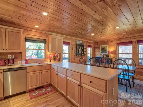 Kitchen - 547 Panoramic Loop, Maggie Valley, NC 28751 photo 3 of 4