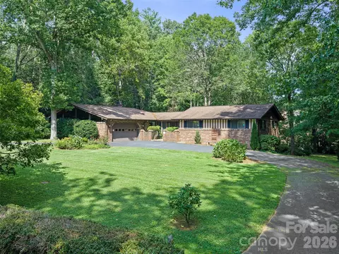 130 Brandon Rd, Hendersonville, NC 28739