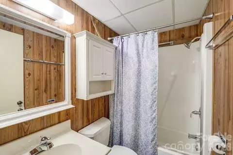 Bath - 102 Cricket Way, Beech Mountain, NC 28604 photo 2 of 3
