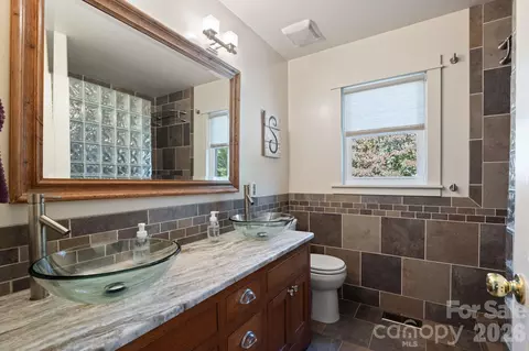 Bath - 74 Ridgeline Rd, Clyde, NC 28721 photo 1 of 4