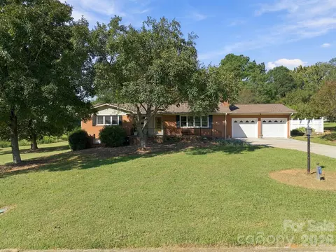 82 Henderson St, Badin, NC 28009