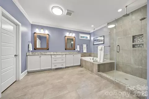 Bath - 3901 12th Ne St NE, Hickory, NC 28601 photo 2 of 5