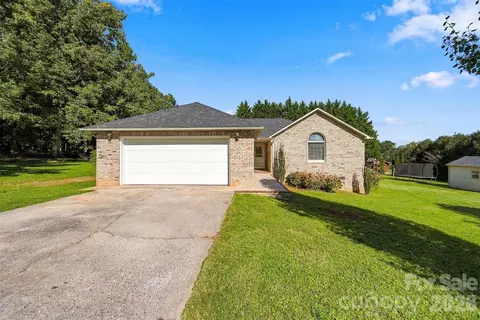 1256 Willow Dr, Morganton, NC 28655