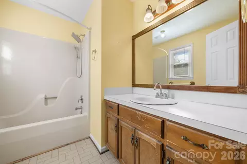 Bath - 3675 10th St, Hickory, NC 28601 photo 1 of 1