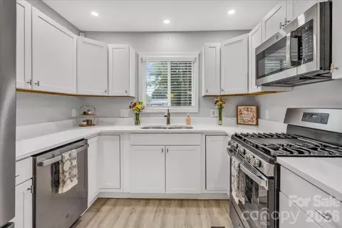 1005 Noles Dr, Mount Holly, NC 28120