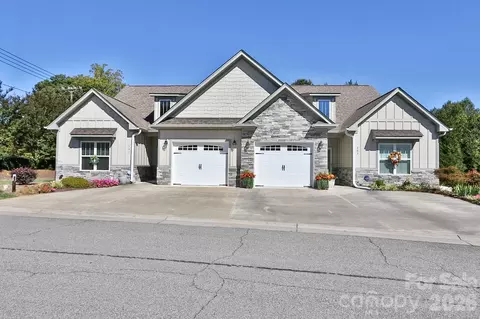 101 Parkview Dr, Yadkinville, NC 27055