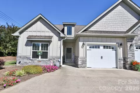 101 Parkview Dr, Yadkinville, NC 27055