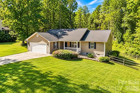 127 Chestnut Ln, Hendersonville, NC 28792