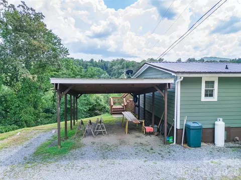 Exterior - 204 Grove Rd, Sylva, NC 28779 photo 4 of 9