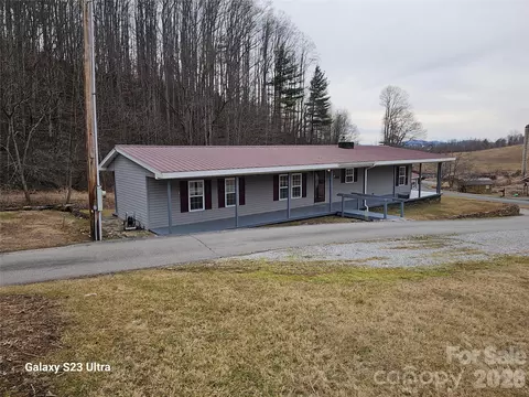 656 Water St, Bakersville, NC 28705