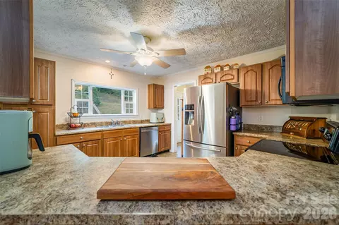 Kitchen - 23 Yorkie Dr, Clyde, NC 28721 photo 1 of 4