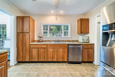 Kitchen - 23 Yorkie Dr, Clyde, NC 28721 photo 3 of 4