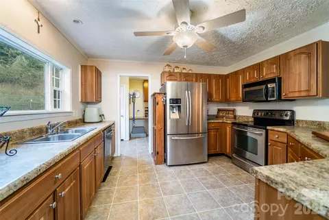 Kitchen - 23 Yorkie Dr, Clyde, NC 28721 photo 2 of 4