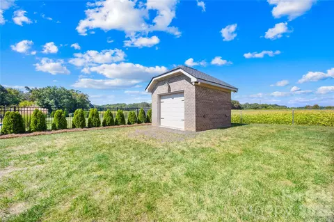 Exterior - 2107 Parrothead Dr, Monroe, NC 28110 photo 4 of 8