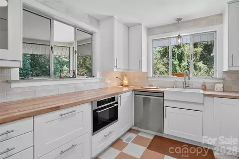 Kitchen - 409 Lockhart Rd, Tryon, NC 28782 photo 3 of 4