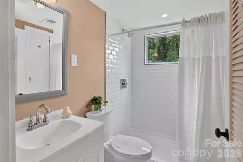 Bath - 409 Lockhart Rd, Tryon, NC 28782 photo 2 of 2