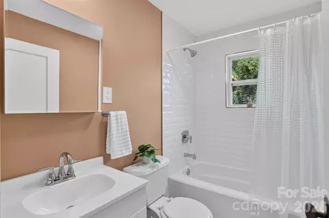 Bath - 409 Lockhart Rd, Tryon, NC 28782 photo 1 of 2