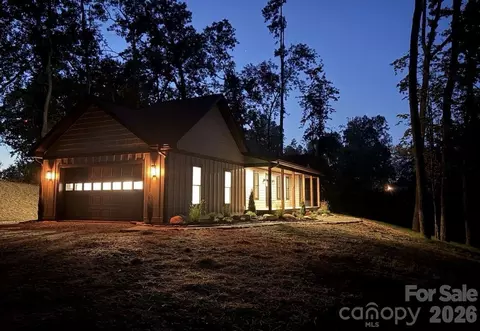 413 Woodstock Dr, Burnsville, NC 28714