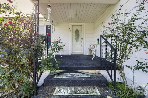 Exterior - 519 E 2nd Ave, Newton, NC 28658 photo 2 of 5