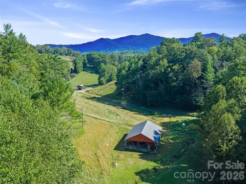 210 Fog Hollow Dr, Green Mountain, NC 28740