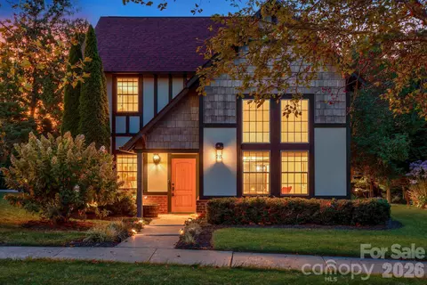 28 Trafalgar Cir, Asheville, NC 28805
