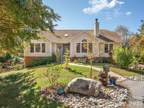 23 Old Applewood Ln, Hendersonville, NC 28739
