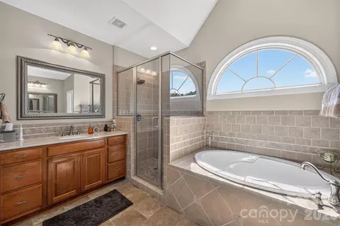 Bath - 76 Divot Ct, Hickory, NC 28601 photo 2 of 3