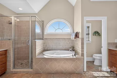 Bath - 76 Divot Ct, Hickory, NC 28601 photo 1 of 3