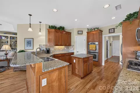 Kitchen - 76 Divot Ct, Hickory, NC 28601 photo 2 of 4