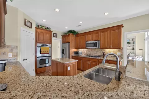 Kitchen - 76 Divot Ct, Hickory, NC 28601 photo 3 of 4