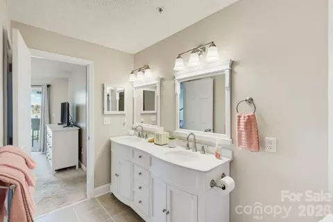 Bath - 1338 Torrence Cir, Davidson, NC 28036 photo 2 of 4