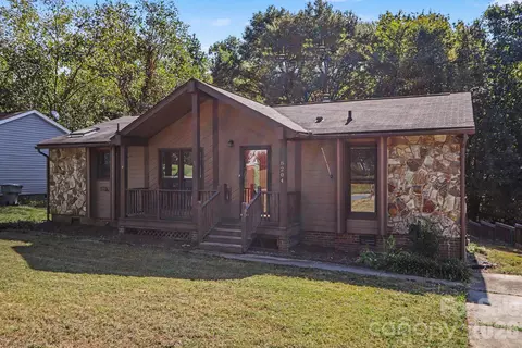 8204 Strawberry Point Dr, Charlotte, NC 28215