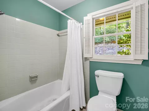 Bath - 280 Overlook Cir, Tryon, NC 28782 photo 2 of 4