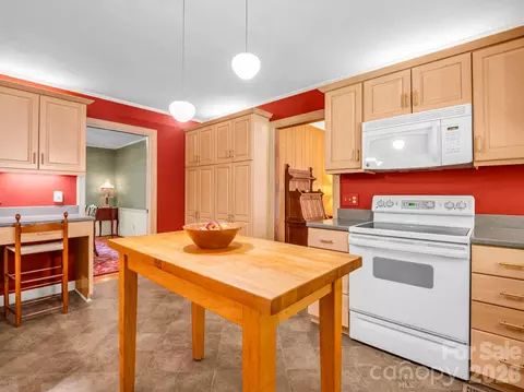 Kitchen - 280 Overlook Cir, Tryon, NC 28782 photo 3 of 5