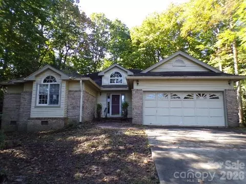 10 Governors Dr, Hendersonville, NC 28791