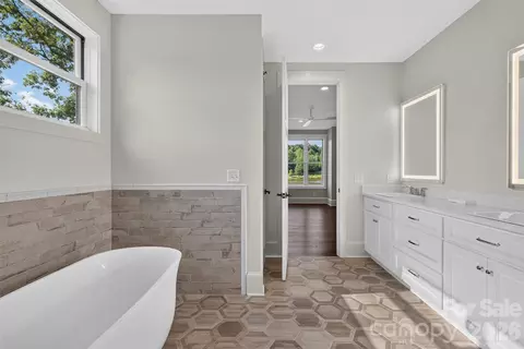 Bath - 966 Mapleton 14 Ln #14, Columbus, NC 28722 photo 2 of 4