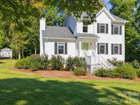 1270 Berra Pl, Hickory, NC 28602