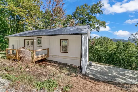 135 Bald Eagle Dr, Hendersonville, NC 28792