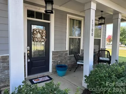 1300 Oakhurst Dr, Waxhaw, NC 28173