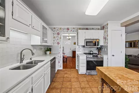 Kitchen - 2065 Marquesas Ave, Tega Cay, SC 29708 photo 3 of 3