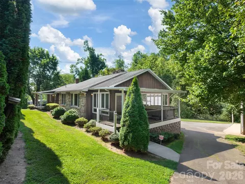 16 Ben Lippen Rd, Asheville, NC 28806