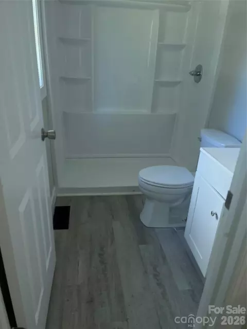 Bath - 581 Sutton Spring Rd, York, SC 29745 photo 2 of 2